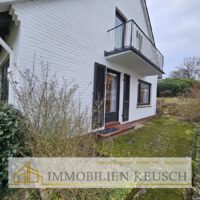 seitliche Terrasse am Wohnzimmer