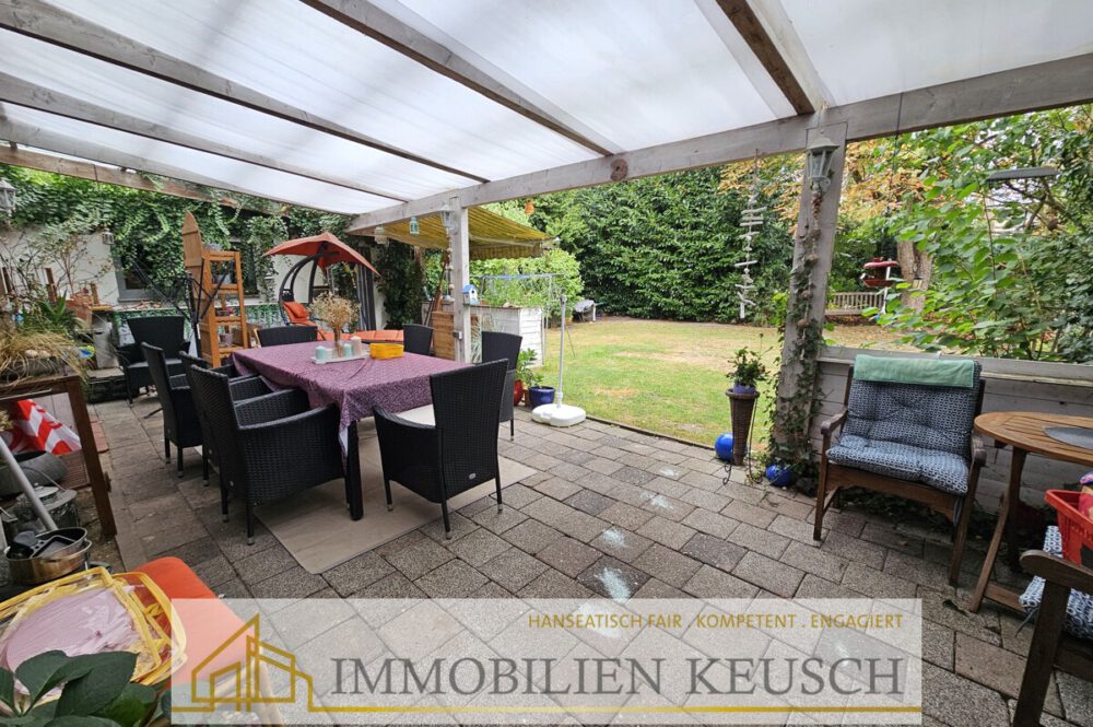 Große überdachte Terrasse hinten