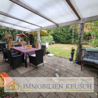 Große überdachte Terrasse hinten