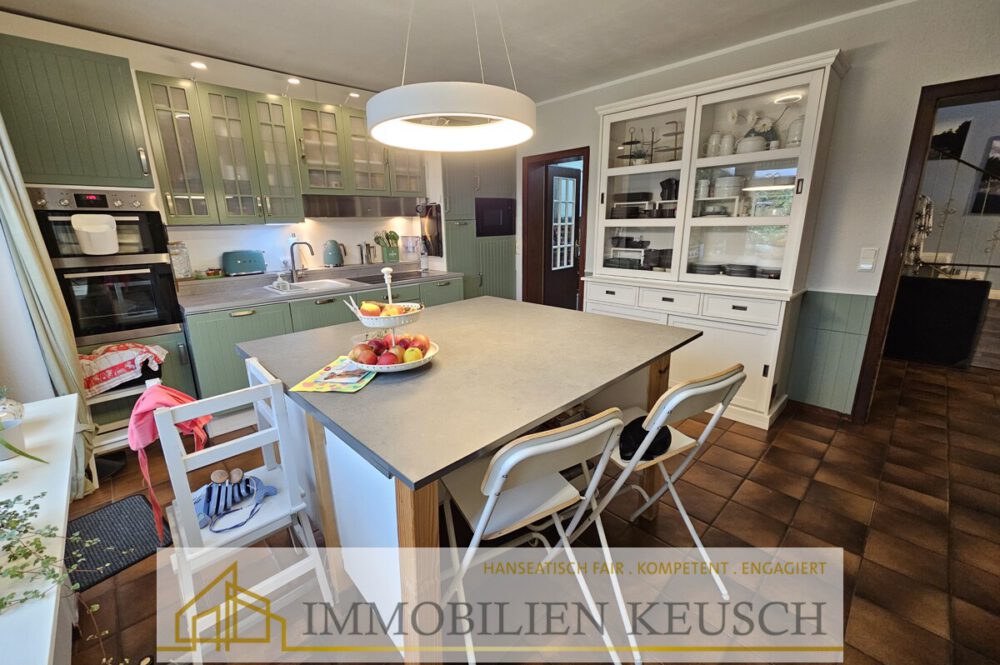 Moderne Küche mit Zugang zur Terrasse