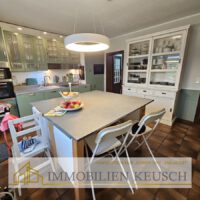 Moderne Küche mit Zugang zur Terrasse