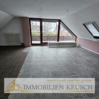 Großes Schlafzimmer mit Balkon OG