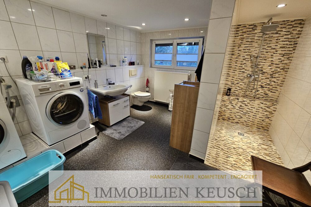 Duschbad mit Waschmaschinenanschlüsse