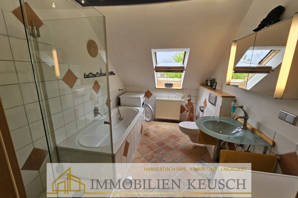 Dusch-und Wannenbad mit Waschmaschinenanschluss