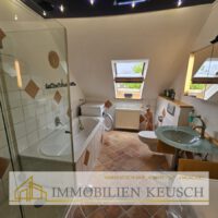 Dusch-und Wannenbad mit Waschmaschinenanschluss