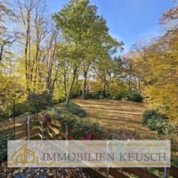 Blick vom Balkon in den Garten