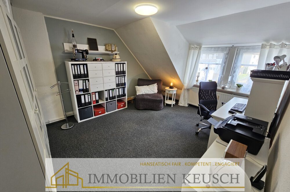 Büro-Kinderzimmer DG