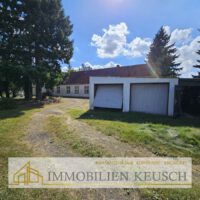 Vier Garagen Werkstatt seitlich - Auffahrt