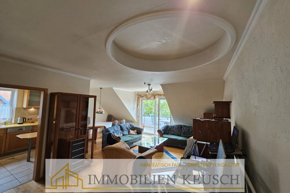 Großes Wohn- Esszimmer mit Vorbereitung Treppe