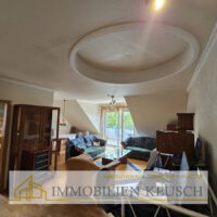 Großes Wohn- Esszimmer mit Vorbereitung Treppe