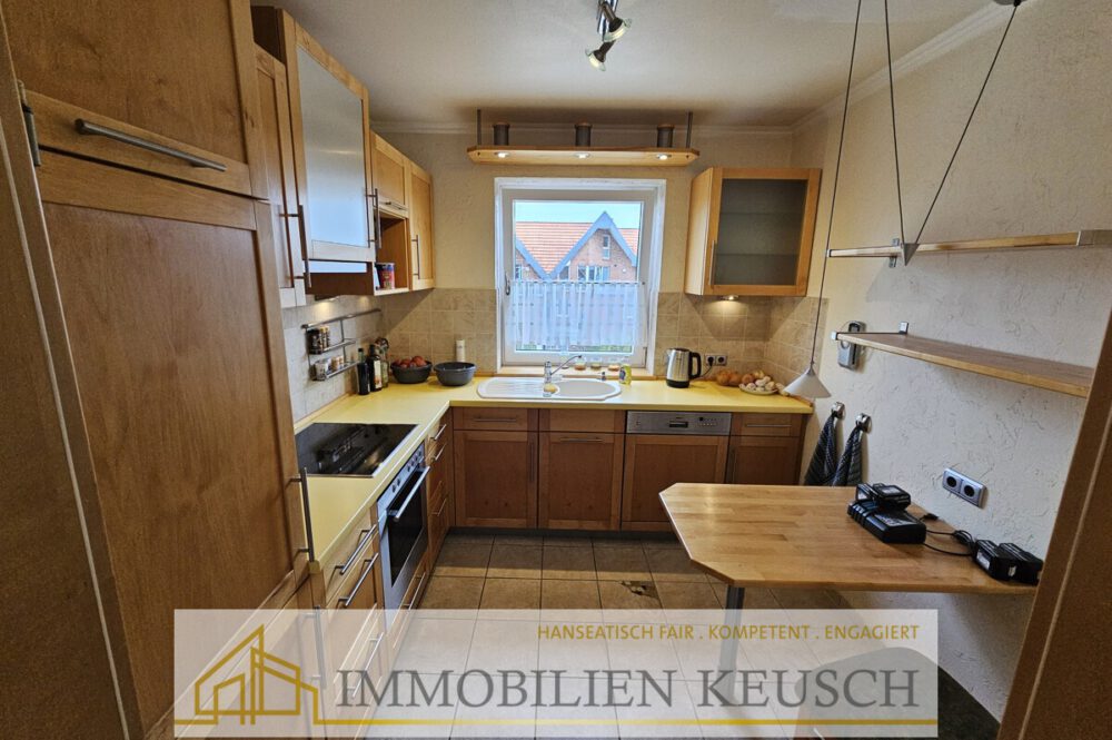 Einbauküche mit Sitzgelegenheit