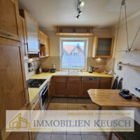 Einbauküche mit Sitzgelegenheit