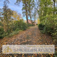 Lange Auffahrt zu den zwei Häusern