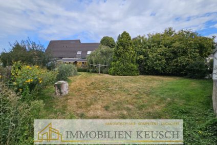 großes grünes Grundstück