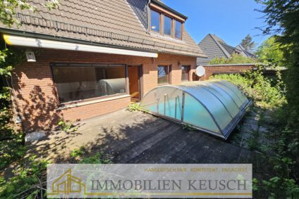 Große Sonnenterrasse mit Pool