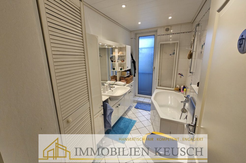 Dusch- und Wannenbad mit Zugang Balkon