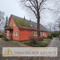 Seitenansicht großes Wohnhaus