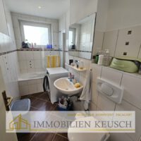 Modernes Dusch- und Wannenbad