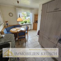 Große Küche mit Sitzgelegenheit