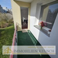 Sonnenbalkon in den grünen Innenhof