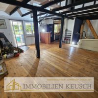 Großer & heller Wohnbereich mit Bar & Kamin