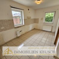 Große Küche mit Abstellraum