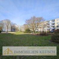 Ansicht hinten Innenhof mit Spielplatz und Grünflächen