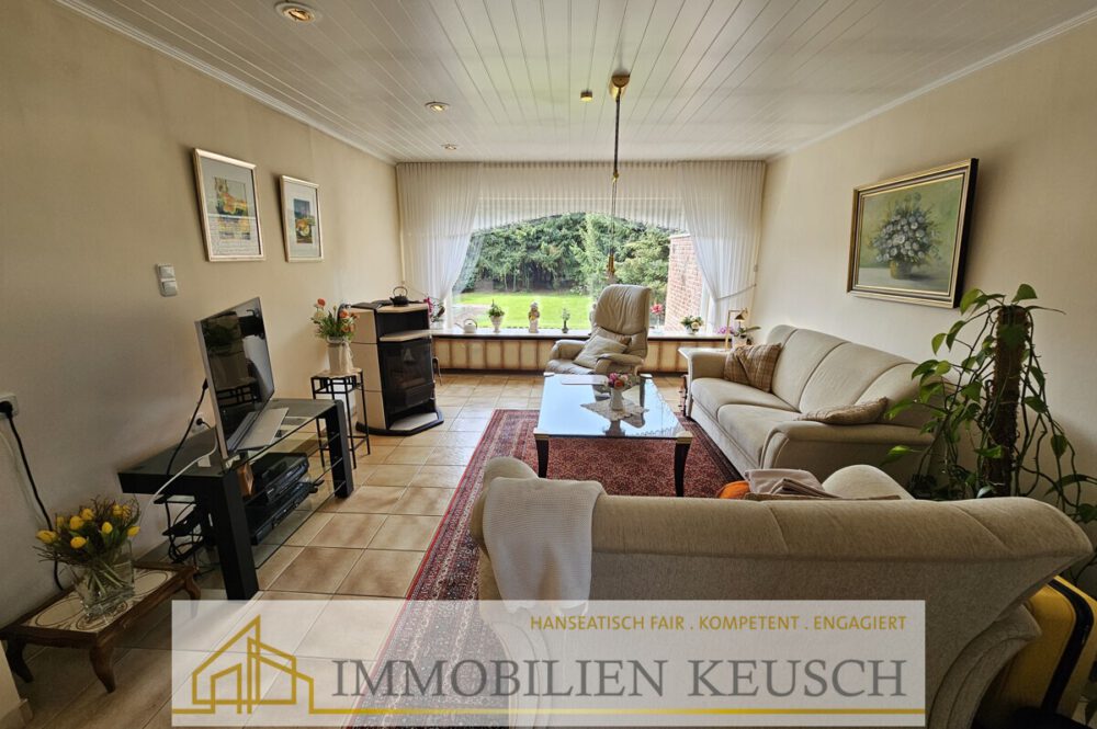 Helles Wohnzimmer mit Kaminofen