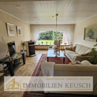 Helles Wohnzimmer mit Kaminofen