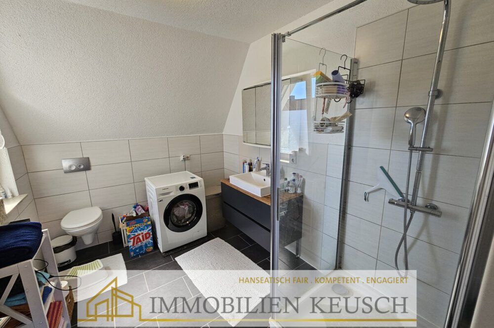 Duschbad mit Waschmaschinenanschluss OG