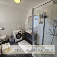 Duschbad mit Waschmaschinenanschluss OG