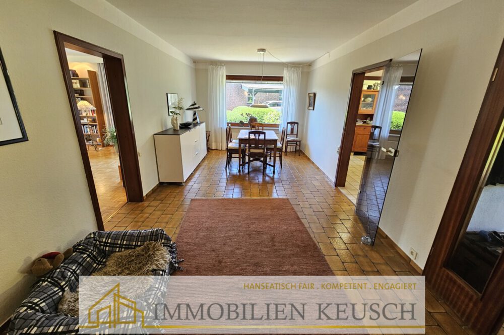 Esszimmer mit Zugang zur Küche & Wohnzimmer