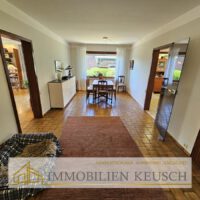 Esszimmer mit Zugang zur Küche & Wohnzimmer