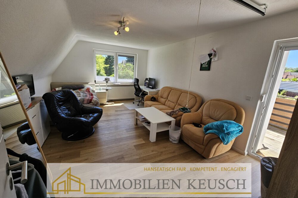 Kinderzimmer mit Zugang zum Balkon OG