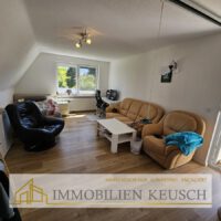 Kinderzimmer mit Zugang zum Balkon OG