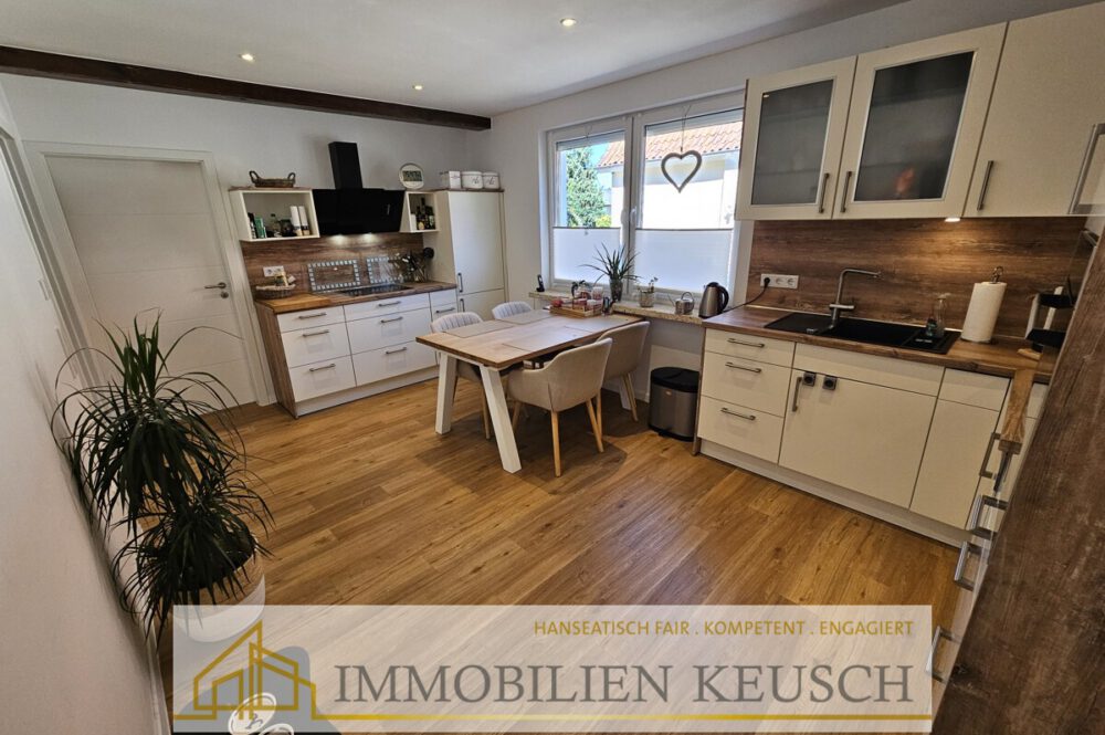 Moderne Küche mit Sitzgelegenheit