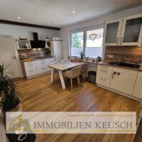 Moderne Küche mit Sitzgelegenheit