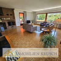 großes helles Wohnzimmer mit Kamin