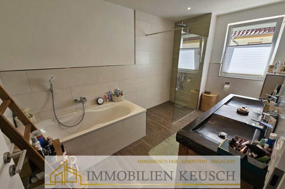 Modernes Dusch- und Wannenbad