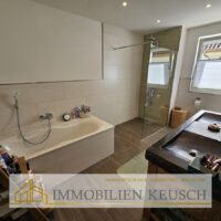 Modernes Dusch- und Wannenbad