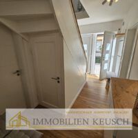 Eingangsflur mit 2 Türen