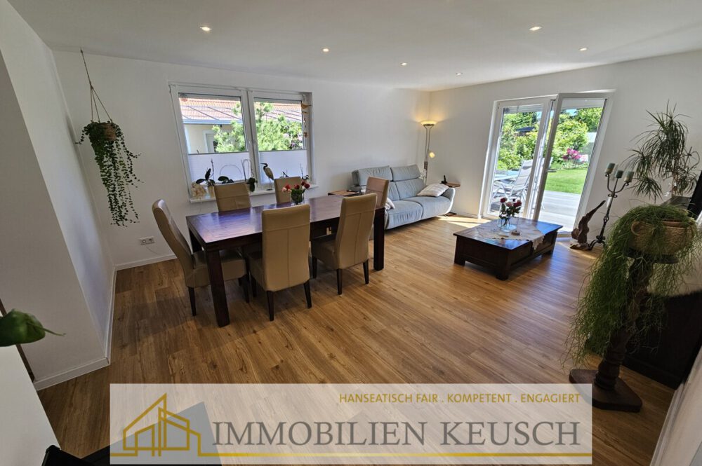 Großes & helles Wohn- Esszimmer mit Zugang zur Sonnenterrasse