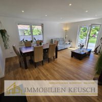 Großes & helles Wohn- Esszimmer mit Zugang zur Sonnenterrasse