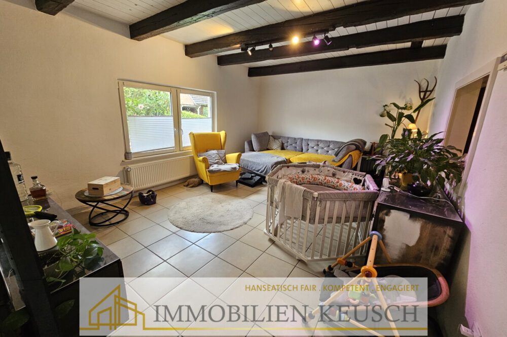 Helles Wohnzimmer mit Durchreiche zur Küche