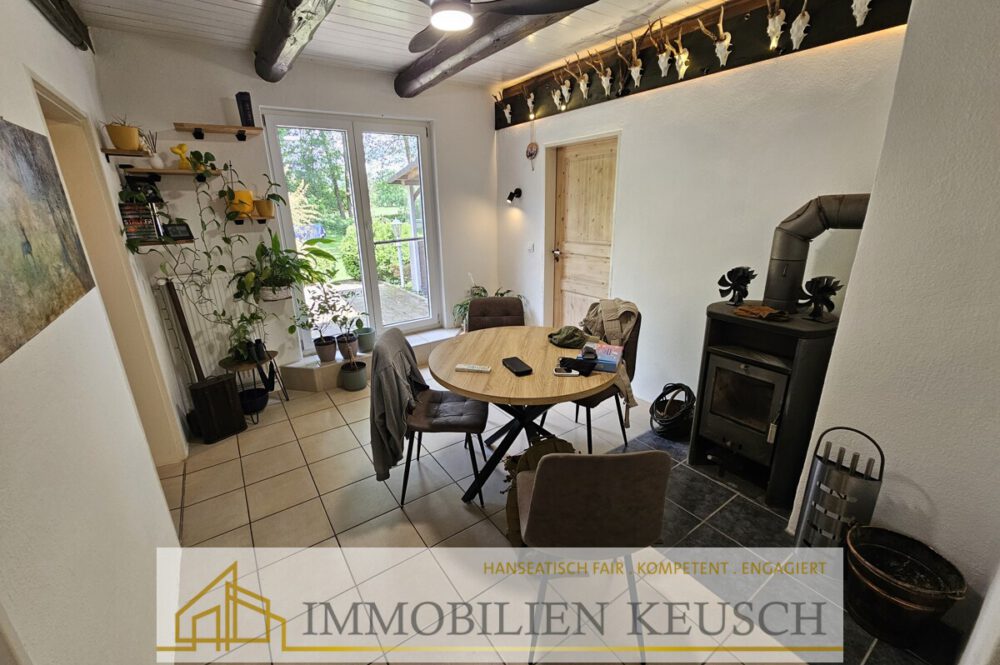 Esszimmer mit Zugang zur Terrasse