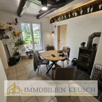 Esszimmer mit Zugang zur Terrasse