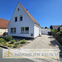 Vorderansicht mit Garage