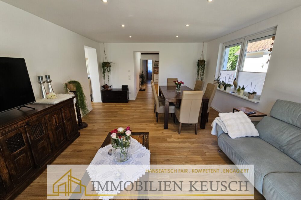 Wohn-Esszimmer neben Küche