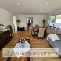Wohn-Esszimmer neben Küche