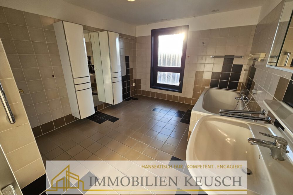 Großes Badezimmer